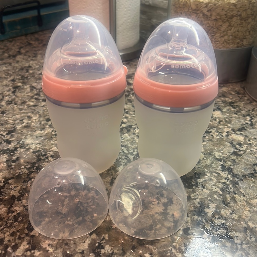 Two 8oz Tomo Como bottles and two extra lids.